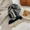 Chique colorblock gebreide wintersjaal met getextureerd lusklein, gezellig en stijlvol accessoire. - Stijl 2