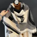 Primo piano dettagliato della morbida scialle sciarpa invernale geometrica bianco e nero. - Floreale Bianco e Nero