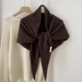 Klassieke donkerbruine 100% wol driehoekige sjaal omslagdoek, warme herfst winter. - koffiekleur