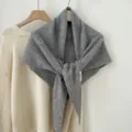 Minimalistische grijze wollen driehoekssjaal voor dames, zachte warme winter nekwarmer accessoire. - Grijs