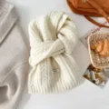 Comfortabele wintersjaal van gebreid roomwit met kabelpatroon, elegante dagelijkse warmte. - Crème Wit