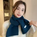 Detailopname van een zachte donkerblauwe gebreide winterscarf, gezellig en erg warm. - Marineblauw