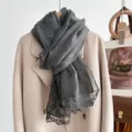 Detail van grijze sjaal met prachtige kantrand voor herfst en winterse dagen. - donkergrijs