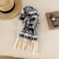 Gedetailleerd overzicht von gezellige gebreide sjaal met jacquardmotief en franjes. - Blauw en Paars