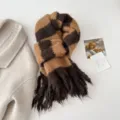 Gedetailleerd overzicht van bruine gestreepte gebreide franjesjaal, zachte winter nekwarmer. - 180cm / Koffie