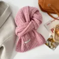 Gezellige roze kabelgebreide wolmix wintersjaal voor dames, stijlvolle warme nekwarmer. - Roze