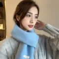 Gedetailleerd overzicht van zachte blauwe gebreide wollen winterscarf, warme halswarmer voor dames. - Hemelsblauw