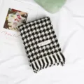 Klassieke zwart-witte houndstooth sjaal met franjes, zachte kasjmier-look omslagdoek voor dames. - Zwart