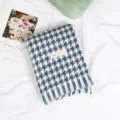 Klassieke blauw-witte houndstooth sjaal met gezellige franjes en elegante warme sjaal. - Blauw