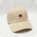 Beige honkbalpet met rode geborduurde letter M, casual modieuze zonnekap voor dagelijks. - Verstelbaar / Beige