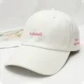 Witte geborduurde honkbalpet met roze tekst, stijlvolle casual zonnehoed voor dagelijks gebruik. - Verstelbaar / Wit
