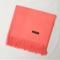 Gezellige koraalroze imitatie kasjmier wintersjaal met elegante franjes en klein geweven label. - Oudroze