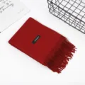 Einfarbiger dicker Kaschmir-Imitat Schal mit Fransen, warmer roter Winterschal für Damen. - Burgunderrot