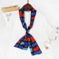 Elegante lange twilly zijden sjaal voor dames, stijlvolle geometrische print zwart. - Blauwe abstracte hondenkop
