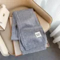 Grauer Strickwollschal für Damen, dicker und warmer Wintermode-Accessoire ordentlich präsentiert. - Mittelgrau