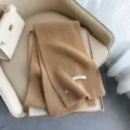 Einfariger Wollstrickschal für Damen und Herren, warmer Winterschal mit Muschelknopf. - Dunkelbeige