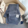 Sciarpa in lana grigia lavorata a maglia da donna, calda e classica per l'inverno. - Grigio scuro