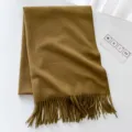 Sciarpa spessa in misto lana tinta unita con frange piatto immagine principale - giallo senape / Circa 200cm