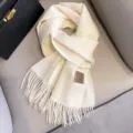 Einfarbiger Winterschal aus weicher Wolle mit Fransen, eleganter warmer Damenschal. - Creme