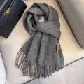 Einfarbiger dunkelgrauer Winter Wollschal mit Fransen, kuschelig warmes Modeaccessoire. - Dunkelgrau