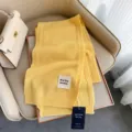 Sciarpa invernale da donna in pura lana lavorata a maglia gialla, morbida calda ed elegante. - Giallo chiaro