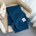 Sciarpa in lana lavorata a maglia blu scuro, scalda-collo invernale morbido e accessorio moda donna. - Blu scuro