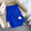 Sciarpa in lana lavorata a maglia blu reale invernale, accessorio moda caldo per donna. - Blu zaffiro