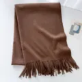 Comoda sciarpa invernale in misto lana marrone tinta unita con frange elegante accessorio - Cammello Scuro / Circa 200cm
