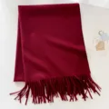 Variante di sciarpa invernale monocolore in misto lana bordeaux con frange classiche. - Borgogna / Circa 200cm