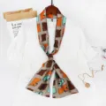 Chique smalle zijden sjaal met elegante paardenprint, perfect voor hals of tasaccessoire. - Khaki abstracte hondenkop
