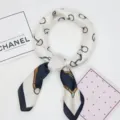 Vierkante sjaal met zijde-effect en klassieke paardenbit-print, elegante halsdoek voor dames. - Ringpatroon, marineblauw