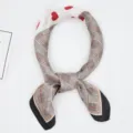 Carré de soie avec motif pied-de-poule et cœurs rouges, accessoire de cou élégant pour femmes. - Carreaux à cœurs, rouge