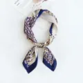 Blauwe ketting print zijde vierkante sjaal 70x70cm vrouwen elegante halsdoek zomer mode accessoire. - Bloemen met blauwe rand