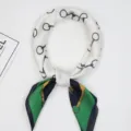 Elegante zijden sjaal met klassieke bitprint, vierkante halsdoek voor dames mode styling. - Ringpatroon, groen