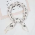 Foulard carre en imitation soie imprime style Coreen pour femmes decoration elegante de mode - Lignes de style Instagram blanc