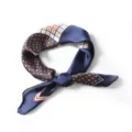 Vue détaillée du foulard carré en soie à motif bleu élégant, accessoire de cou chic. - Patchwork bleu marine