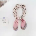 Chique roze bedrukte zijden sjaal met hoedjespatroon, perfect voor haar- of halsgebruik. - Hoed Roze