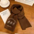 Gemütlicher brauner Damen-Wollschal mit süßer Bärenstickerei und klassischen Motiven. - Dunkelbraun