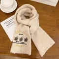 Winter dicker Strickschal für Damen mit süßer Bärenstickerei, kuschelwarm und weich. - Haferflockenfarbe