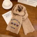Kamelbrauner Damen Strickschal, warmer dicker Winter Wollschal mit süßer Bären Stickerei. - Khaki