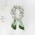 Groen-wit bedrukte zijden vierkante sjaal, elegante halsdoek voor dames en meisjes dagelijks. - Hoed groen