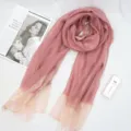 Elegante roze lange dunne sjaal met gouden rand, lichtgewicht modieuze omslagdoek. - Framboos