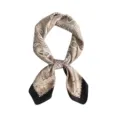 Zijdegevoel vierkante sjaal met paisley patroon, elegante dames halsdoek voor mode. - Khaki paisley