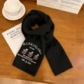 Warmer schwarzer Strickschal für Damen im Winter mit Bärenstickerei und coolen Buchstaben. - Schwarz