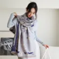 Grauer Schal aus Kunstkaschmir mit Blumen, eleganter warmer Retro Schal für Damen. - Geranie - Hellblau