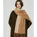 Zweifarbiger Wollschal in Braun und Beige mit kuscheligen Fransen, warme Wintermode. - Doppelseitige Wolle - Khaki