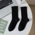 Einfarbige schwarze Baumwoll-Mittelsocken, atmungsaktiv und bequem für den Alltag. - Einheitsgröße / Schwarz