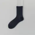Herren dünne kühlende Seidensocken Wadenlänge, gestreiftes atmungsaktives Mesh einfarbiges design. - Crew-Socken / Marineblau