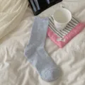 Einfarbige Mesh Sommersocken für Damen, dünn, mittelhoch, mit Spitze und atmungsaktivem Design. - Einheitsgröße / 1 Paar / Blau