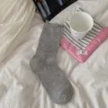 Graue gerauschte Mittelsocken fuer Damen, atmungsaktive Sommerbaumwollstrumpfwaren. - Einheitsgröße / 1 Paar / Dunkelgrau